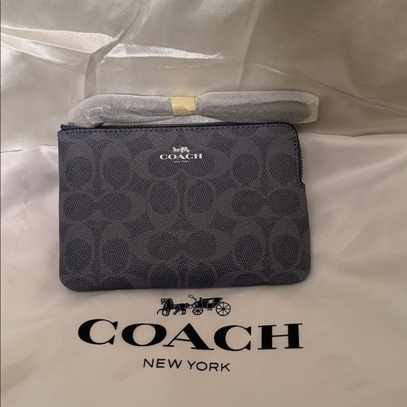 💙Coach NWTChambray Blue Corner Zip Wristlet In Signature Canvas/Silver Hardware - Picture 4 of 8